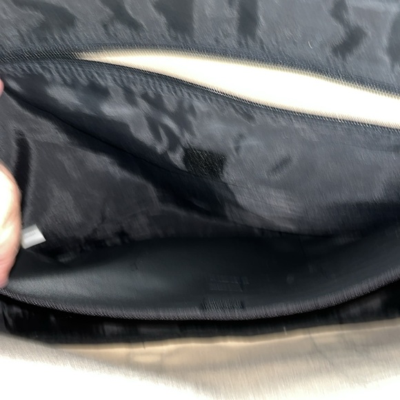 Hugo Boss Laptop Bag W/Strap, 18”x 4”x 14” Crème in Colour very good condition - Picture 6 of 9